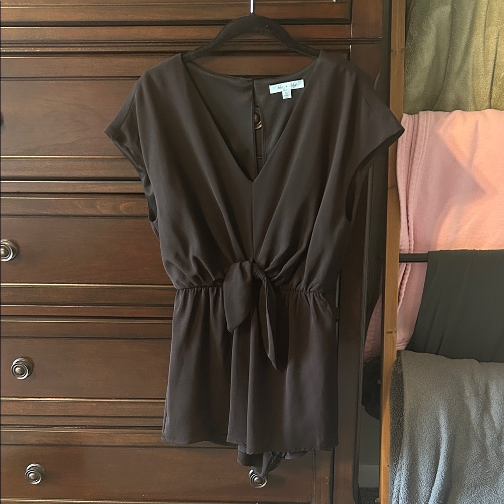 She + Sky Black Tie-Waist Cap Sleeve Romper- size large